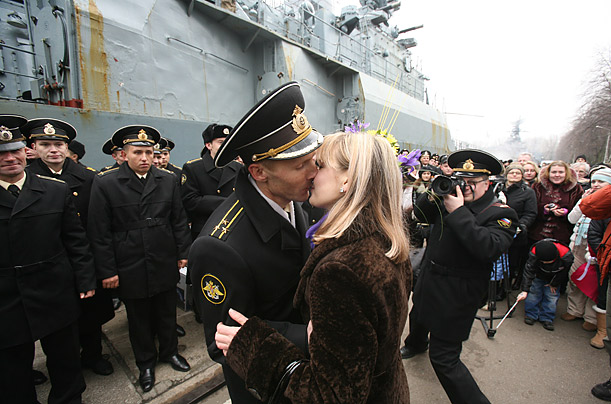Relatives welcome home the crew of the Russian missile frigate Neustrashimy after an anti-pirate patrol.

