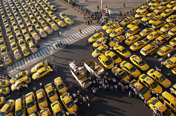 Gridlock
Taxi drivers in Taipei protest the government's decision to allow a taxi company to have the rights to queue at