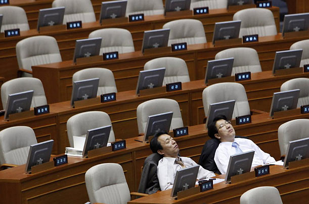 Overtime
Lawmakers from the ruling Grand National Party take a rest as they wait for the plenary session to pass a 2010 state budget at
