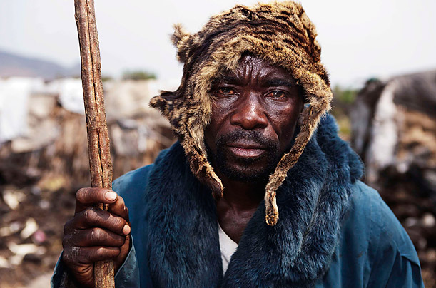 Accessories

Nzamburba, 52, who is a member of a pygmy community, wears the skin of a wild cat on his head in Mugunga, Congo.