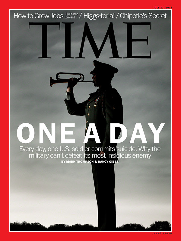Photo silhouette of military officer blowing on trumpet