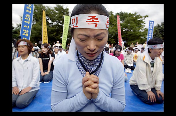 Seoul South Korean history teachers pray at a rally to protest the dispute between China and South Korea