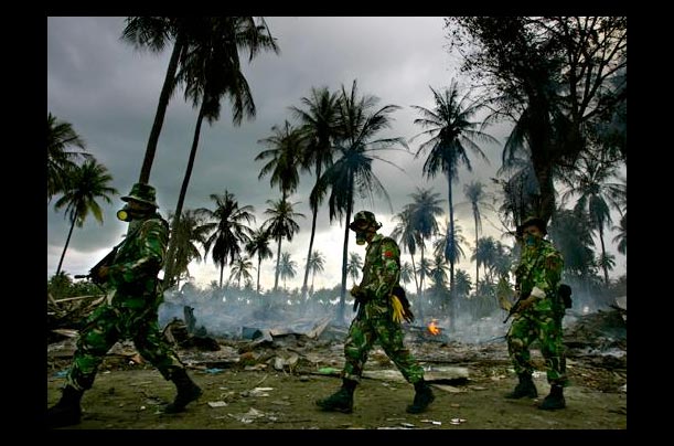 Indonesian soldiers search for bodies of tsunami victims near Banda Aceh, Indonesia