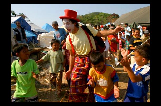 Elvo the Clown performs for tsunami survivors at a refugee camp in Leupung, near Banda Aceh, Indonesia