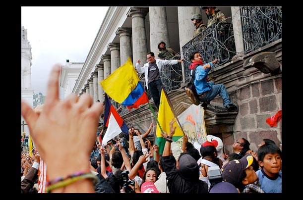 Thousand of Ecuadorians celebrate the removal from office of President Lucio Gutierrez