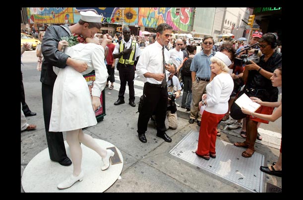 Edith Shain poses by a statue of her famous kiss in Times Square, NYC, as photographed by Alfred Eisenstaedt Edith Shain poses by a statue of her famous kiss in Times Square, NYC, as photographed by Alfred Eisenstaedt