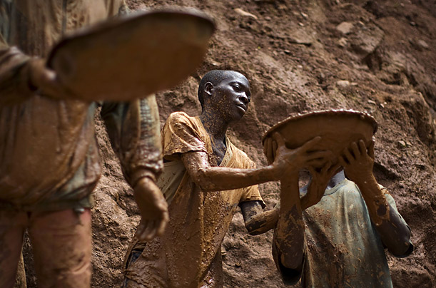 Gold miners form a human chain while digging for gold in an open pit at the Chudja mine in the Kilomoto concession in a village in north-eastern Congo.
